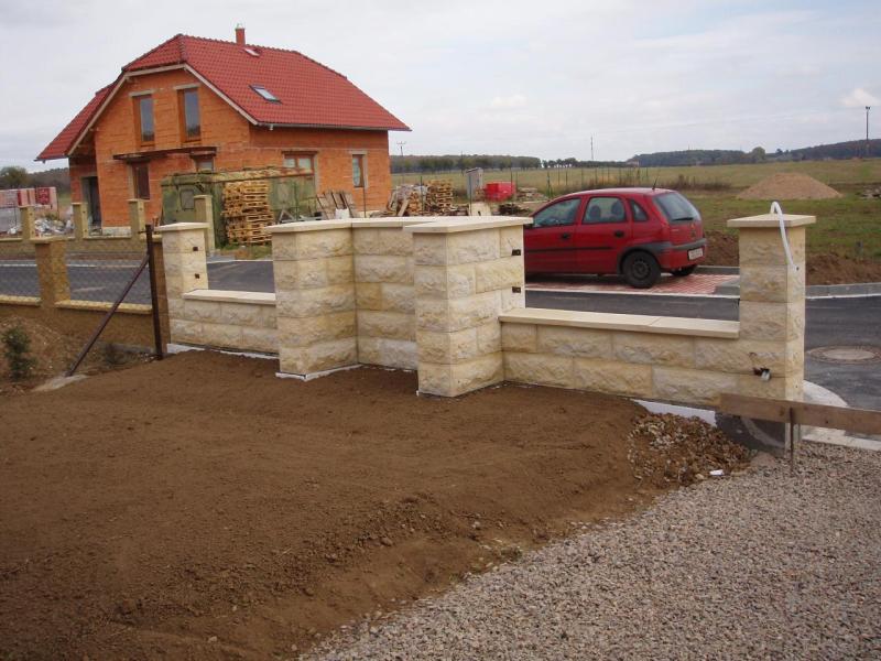 119 Pískovcový plot.jpg